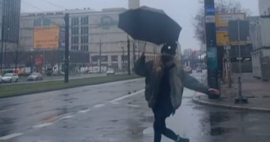 هيدى كلوم تستمتع تحت الأمطار فى برلين.. شوف الفيديو