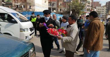 الأجهزة الأمنية بديرب نجم توزع وردا وشيكولاتة بمناسبة عيد الشرطة.. صور