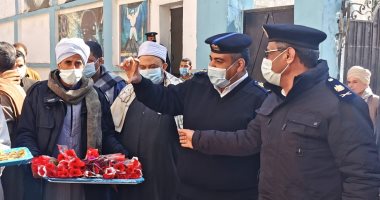 الشرطة تحتفل مع المواطنين بالذكرى 69 بتوزيع الورود والأعلام بجرجا سوهاج.. صور