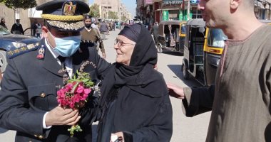عيد الشرطة .. رجال الأمن يوزعون الورود على المواطنين بقنا.. صور