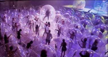 فرقة موسيقية تقيم حفلات فنية داخل فقاعات بلاستيكية للوقاية من كورونا..فيديو 