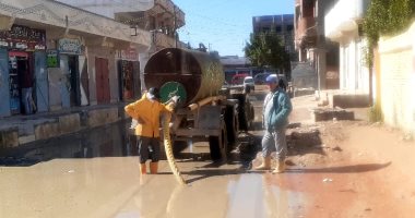 استجابة لسيبها علينا.. شفط مياه الأمطار بعد محاصرتها لمنازل قرية الحويحى بالبحيرة
