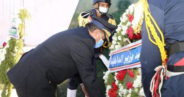 وضع أكاليل الزهور على قبر الجندى المجهول بمناسبة عيد الشرطة بالسويس