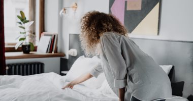 5 مخاطر صحية قد يسببها عدم تغيير أغطية سريرك بشكل مستمر