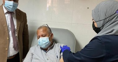 بدء تطعيم الفرق الطبية بمستشفى كفر الزيات العام بلقاح كورونا.. صور