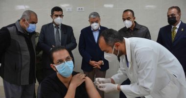 محافظ المنيا يشهد بدء تطعيم الأطقم الطبية بلقاح كورونا بمستشفى عزل ملوى