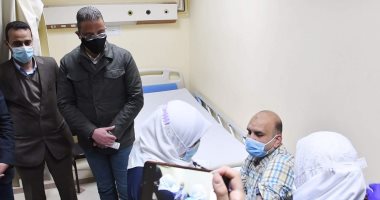 محافظ الفيوم يشهد فعاليات تلقى لقاح كورونا للأطقم الطبية بمستشفى العزل.. صور 