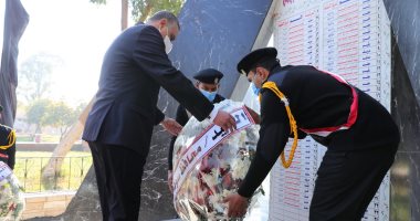 محافظ سوهاج يضع إكليلا من الزهور على النصب التذكارى لشهداء الشرطة.. صور