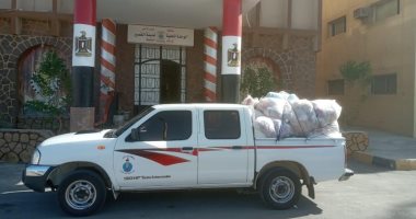رئيس مدينة القصير بالبحر الأحمر يسلم بطاطين ومواد غذائية للأسر الأكثر احتياجا