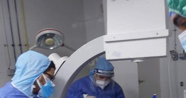أطباء مستشفى السويس يجرون عملية دقيقة فى القلب لمريض كورونا.. صور