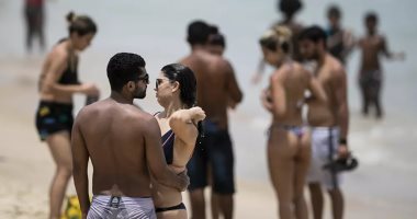 ضحك ولعب وجد وحب.. البرازيليون يهربون من "حصار" كورونا إلى الشواطئ