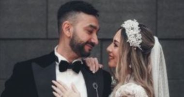 نادر حمدى يرد على منتقدى فستان زفاف زوجته:" نظركوا ضعيف"