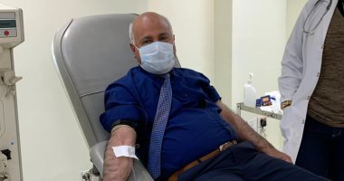 وكيل صحة الغربية يتبرع بالدم لحث المواطنين على المشاركة بالحملة
