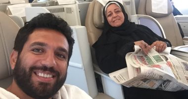 حسن الرداد فى سيلفى مع والدته الراحلة بملابس الإحرام على متن طائرة.. صورة