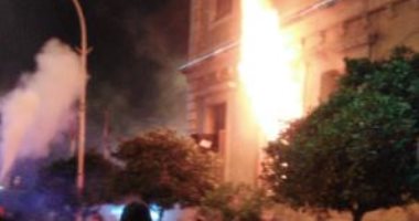 حريق بلدية طرابلس اللبنانية بعد استهداف متظاهرين للمبنى بالمولوتوف