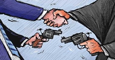كاريكاتير الجريدة الكويتية عن العلاقات الأمريكية – الإيرانية: يد تصافح ويد تحمل السلاح