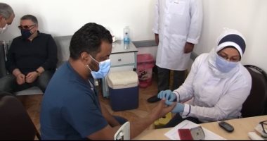 المستشفيات الجامعية بالمنيا: تطعيم 45 فردا من الأطقم الطبية بلقاح كورونا