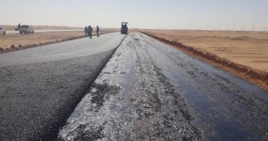 محافظ أسوان: بدء أعمال مشروع إزدواج الطريق الصحراوي الغربى بطول 100 كم.. صور