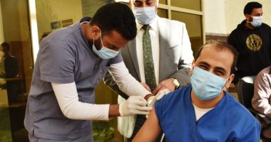 وزيرة الصحة تعلن تلقى 1315 من الأطقم الطبية الجرعة الأولى للقاح كورونا.. صور