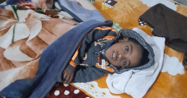 مرض نادر يمنع الطفل عبد الله من الذهاب للمدرسة بأسوان.. وأسرته: مجلس الوزراء ساعدنا