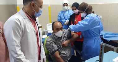 أطباء مستشفى العديسات للعزل بالأقصر يتلقون لقاح فيروس كورونا.. صور