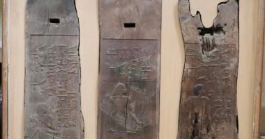 س وج.. ترميم اللوحات الخشبية بمصطبة حسى رع بالمتحف المصرى..كيف يتم إصلاحها؟