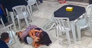 سيدة حامل تحمى ابنها بجسدها خلال سطو على مطعم بالبرازيل.. فيديو