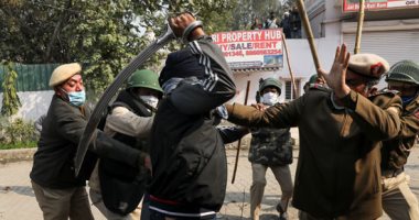 صور.. اشتباكات عنيفة خلال احتجاجات الفلاحين في الهند بعد قطع الإنترنت عن دلهي