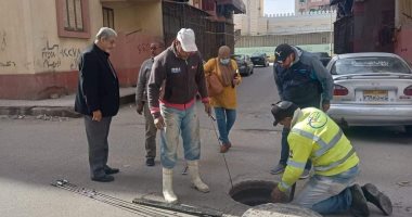 بعد كثرة الشكاوى.. تسليك بالوعات الصرف وكسح تجمعات المياه ببورسعيد