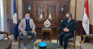وزير السياحة يلتقى نجيب ساويرس لمناقشة رفع كفاءة الخدمات السياحية بالأهرامات