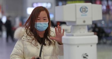 الروبوت الدكتور.. الصين تستعين بالإنسان الآلى لفحص المسافرين 