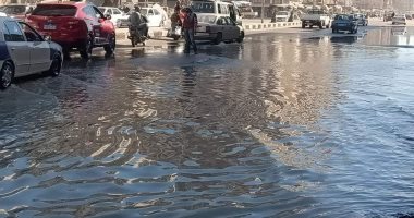 إصلاح كسر خط المياه العمومى أمام معهد الحاسب الآلى ببورسعيد.. صور