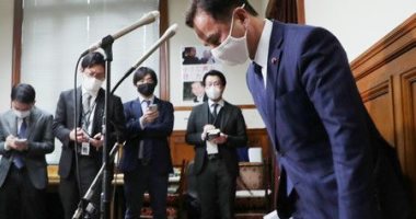 استقالة نائبين من التحالف الحاكم باليابان بعد خرقهما اجراءات كورونا فى طوكيو