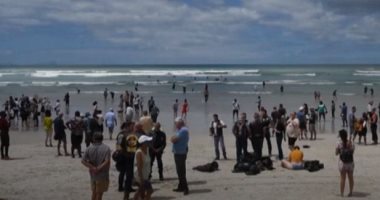 سكان جنوب افريقيا يخرقون قرارات الإغلاق بالتجول على شواطئ كيب تاون.. فيديو
