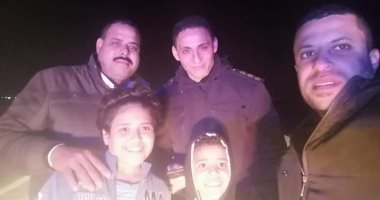 الشرطة تنقذ أسرة تعطلت سيارتها على طريق السويس - القاهرة