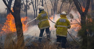 صور.. نيران حرائق الغابات المشتعلة تدمر عشرات المنازل فى أستراليا 