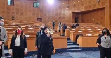 فوضى وسخرية ومكبرات صوت تحت قبة البرلمان التونسى.. فيديو