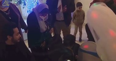 حازم يثير إعجاب السوشيال ميديا بقبلة على قدم والدته فى حفل زفافه.. فيديو