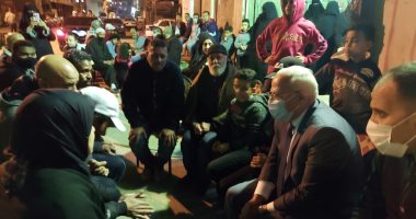 محافظ بورسعيد يقدم واجب العزاء لأسرة عامل توفى أثناء عمله بجراج.. صور 