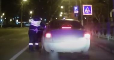 شرطى روسى يقفز داخل سيارة سائق مخمور حاول الهرب خلال إيقافه.. فيديو