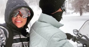 كريستيانو رونالدو يخوض مغامرة جديدة مع صديقته جورجينا وسط الثلوج.. فيديو وصور