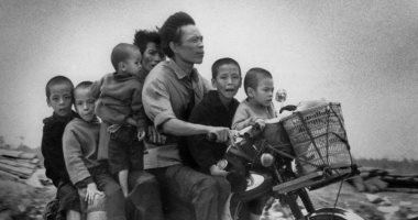 100 صورة عالمية .. "عائلة فيتنامية تفر من الحرب" لماذا حاربتهم أمريكا؟