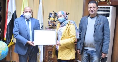 مكتب التصنيف الدولى يهدى رئيس جامعة بنى سويف لوحة تذكارية تقديراً لدعمه