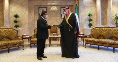 السفير المصرى بالكويت يسلم رئيس الوزراء رسالة من مصطفى مدبولى
