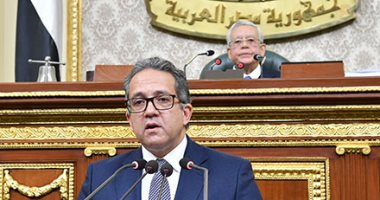 وزير السياحة يعلن بدء إجراءات تسجيل أسود قصر النيل ضمن الآثار المصرية