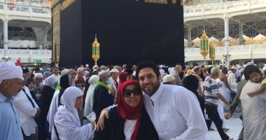 حسن الرداد يستعيد ذكرياته مع والدته الراحلة بصورة أمام الكعبة
