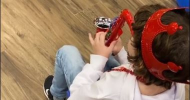 فيديو.. ابن ميريام فارس يعزف على الساكسفون فى عيد ميلاده