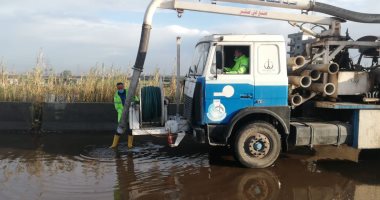 شركة مياه القليوبية تدفع بمعداتها للتعامل مع الأمطار.. صور