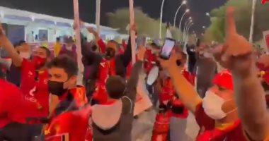 هتافات حماسية لجمهور الأهلى قبل لحظات من مباراة الدحيل.. فيديو