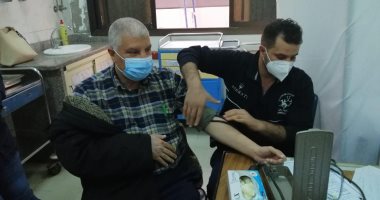 بدء تطعيم الأطقم الطبية بلقاح كورونا بمستشفيات عزل ببورسعيد.. صور